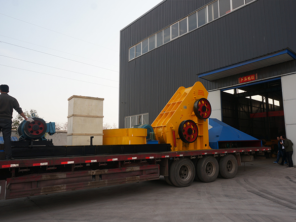 雙級(jí)粉碎機(jī)68型發(fā)貨現(xiàn)場