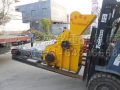 兩臺(tái)雙級(jí)粉碎機(jī)連夜發(fā)貨現(xiàn)場