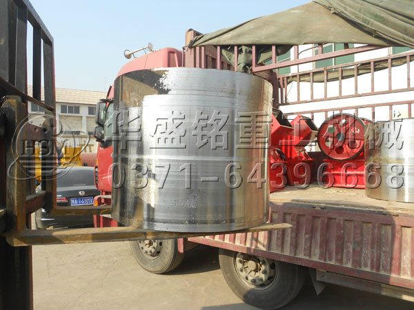 對(duì)輥破碎機(jī)輥皮,錘破和顎破發(fā)貨現(xiàn)場3.jpg