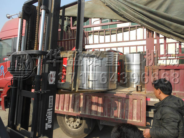 對(duì)輥破碎機(jī)輥皮,錘破和顎破發(fā)貨現(xiàn)場5.jpg