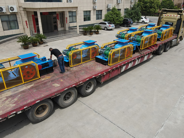 七臺(tái)煤炭狼牙破碎機(jī)裝車(chē)奔赴生產(chǎn)線(xiàn)現(xiàn)場(chǎng)